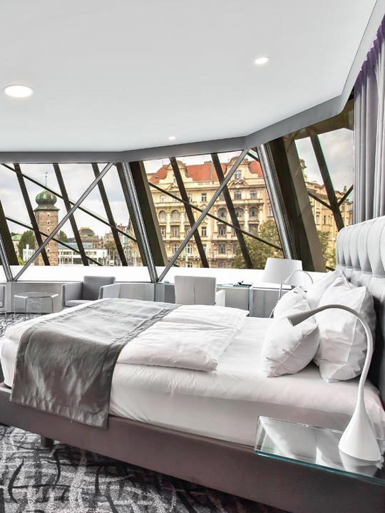 Noc v Ginger suite s výhledem na Pražský hrad