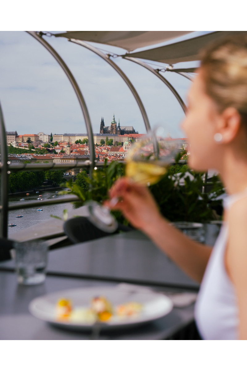 Noc v deluxe pokoji s degustačním menu s vinným párováním od Ondřeje Slaniny