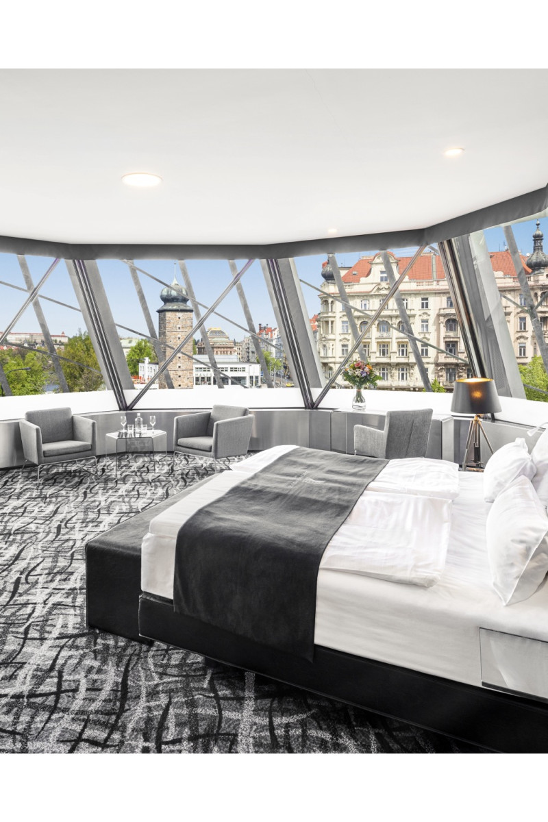 Noc v Ginger suite s výhledem na Pražský hrad